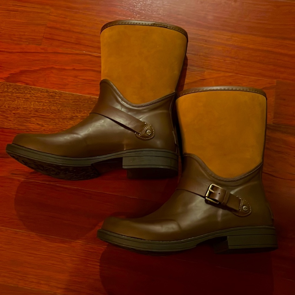 Ugg boots, women’s size 8, never worn.  Brand new condition.
